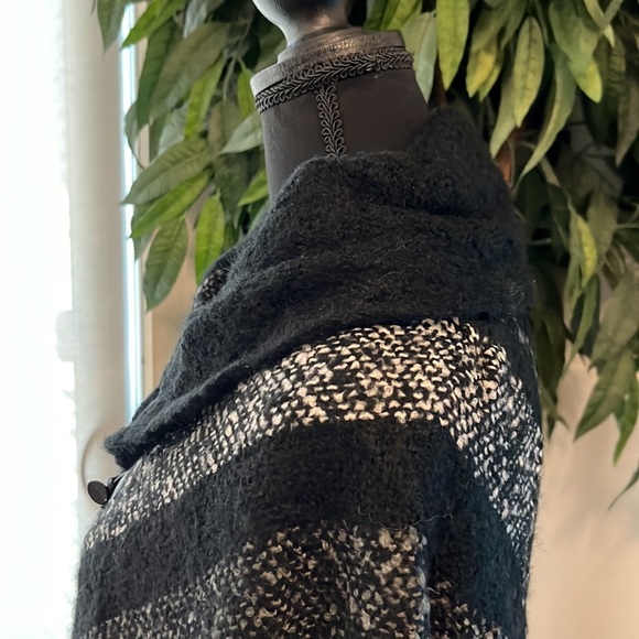 Plaid Toggie Shawl - Picture 3 of 7